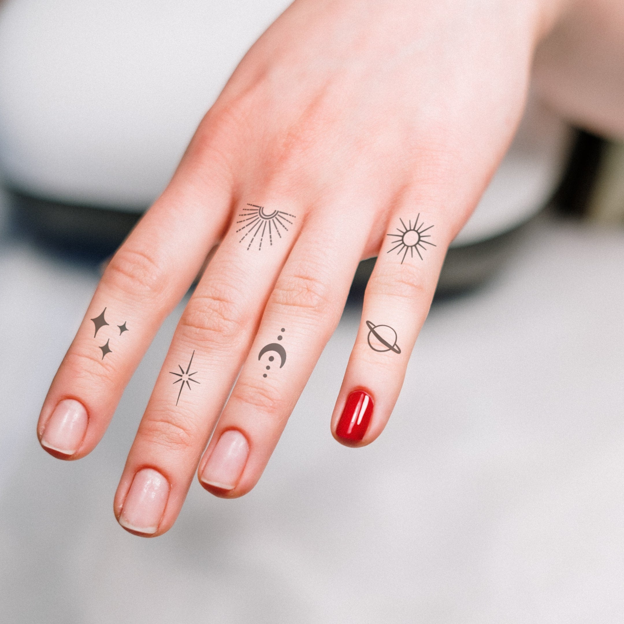 Weltraum-Finger-Tattoos